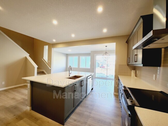 Photo du bâtiment - 15836-15830 30 Ave SW