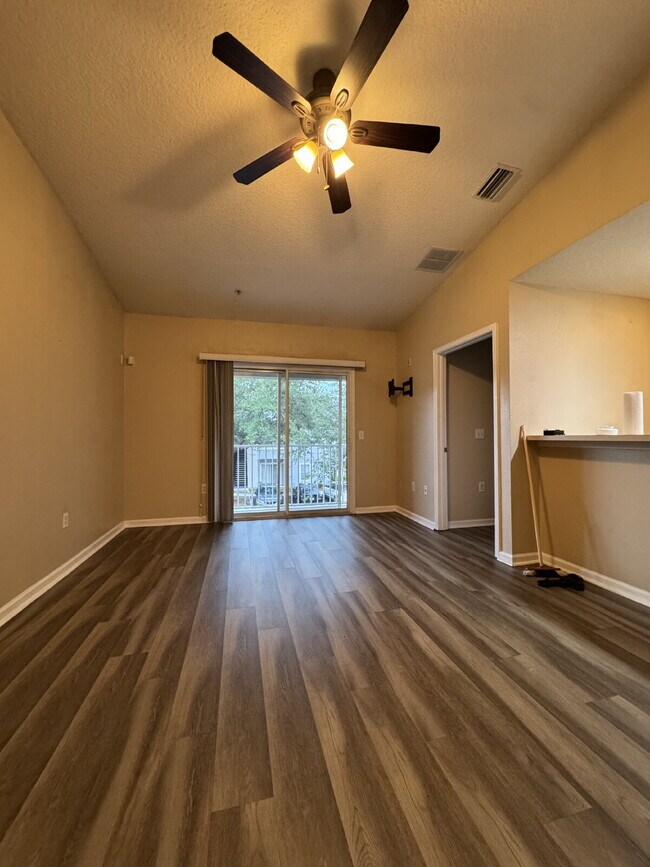 Foto del edificio - 2 Bed, 2 Bath Condo in Gated Community wit...