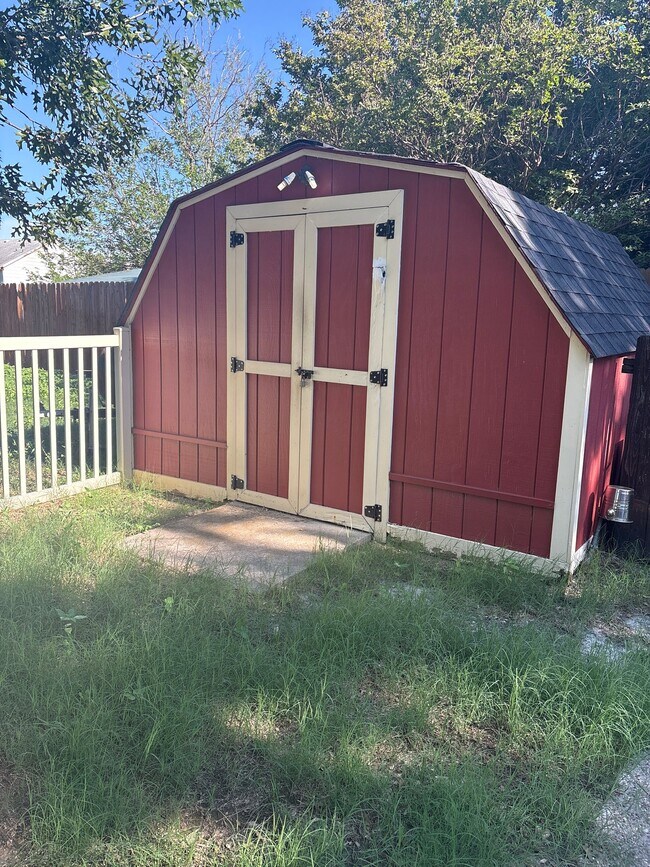Building Photo - 4040 Periwinkle Dr