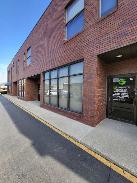 Foto del edificio - 7851 Ogden Ave