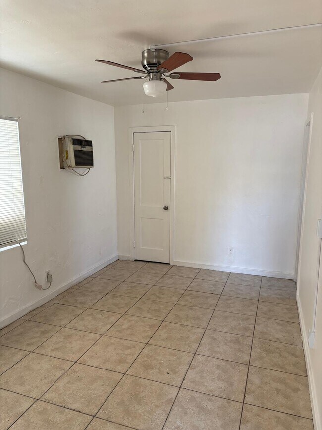 Sala de estar con armario - 308 N H ST