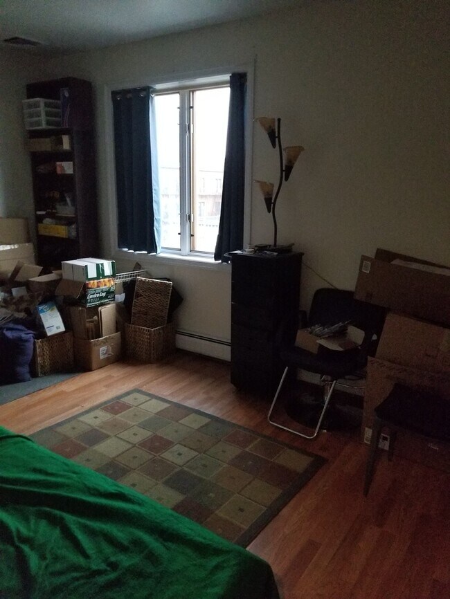 Building Photo - 2 Bedroom/1 Bath. COMMUTERS DREAM!!!