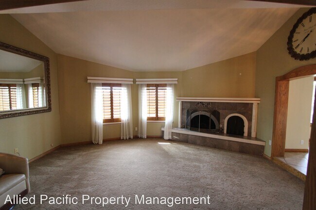 Building Photo - 4 br, 2.5 bath House - 1060 Linda Ave