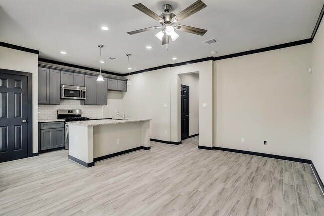 Building Photo - 8606 Lockwood Dr