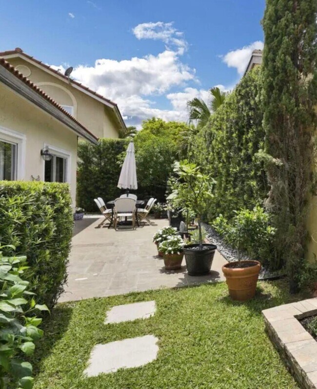Foto del edificio - 1752 Harborside Cir