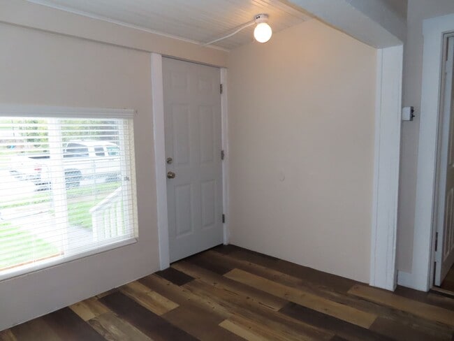 Building Photo - Quaint 2 Bed/ 1 Bath Home In Desirable Springfield !