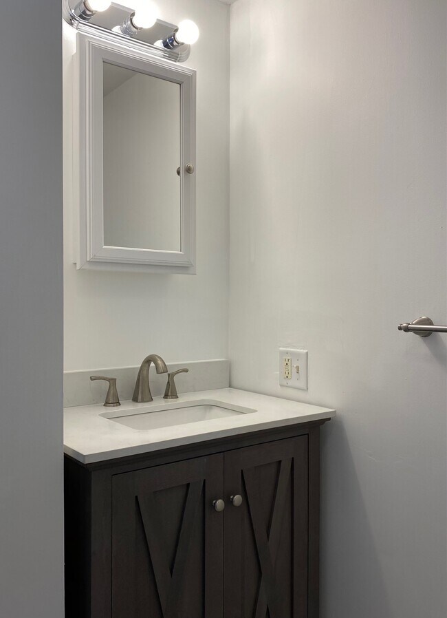 Building Photo - 19 Chestnut St