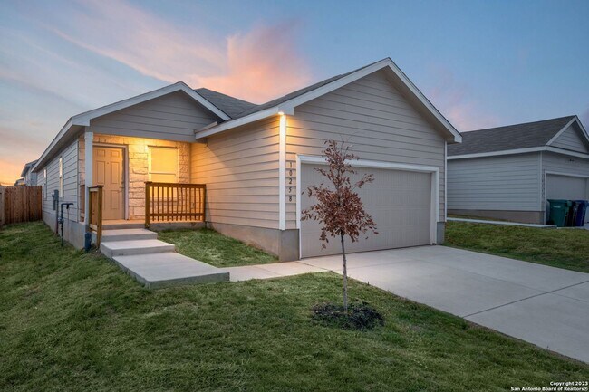 Foto del edificio - This beautiful single-story home has 4 bedrooms, 2 baths, vinyl flooring throughout, an open floo...