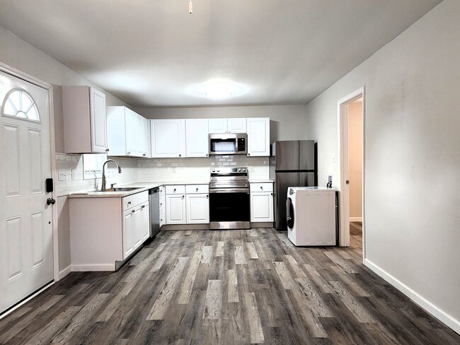 Building Photo - Charming Newly Remodeled 2-Bedroom Home