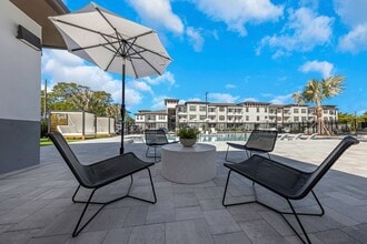 Interior Photo - Everest Largo Apartments