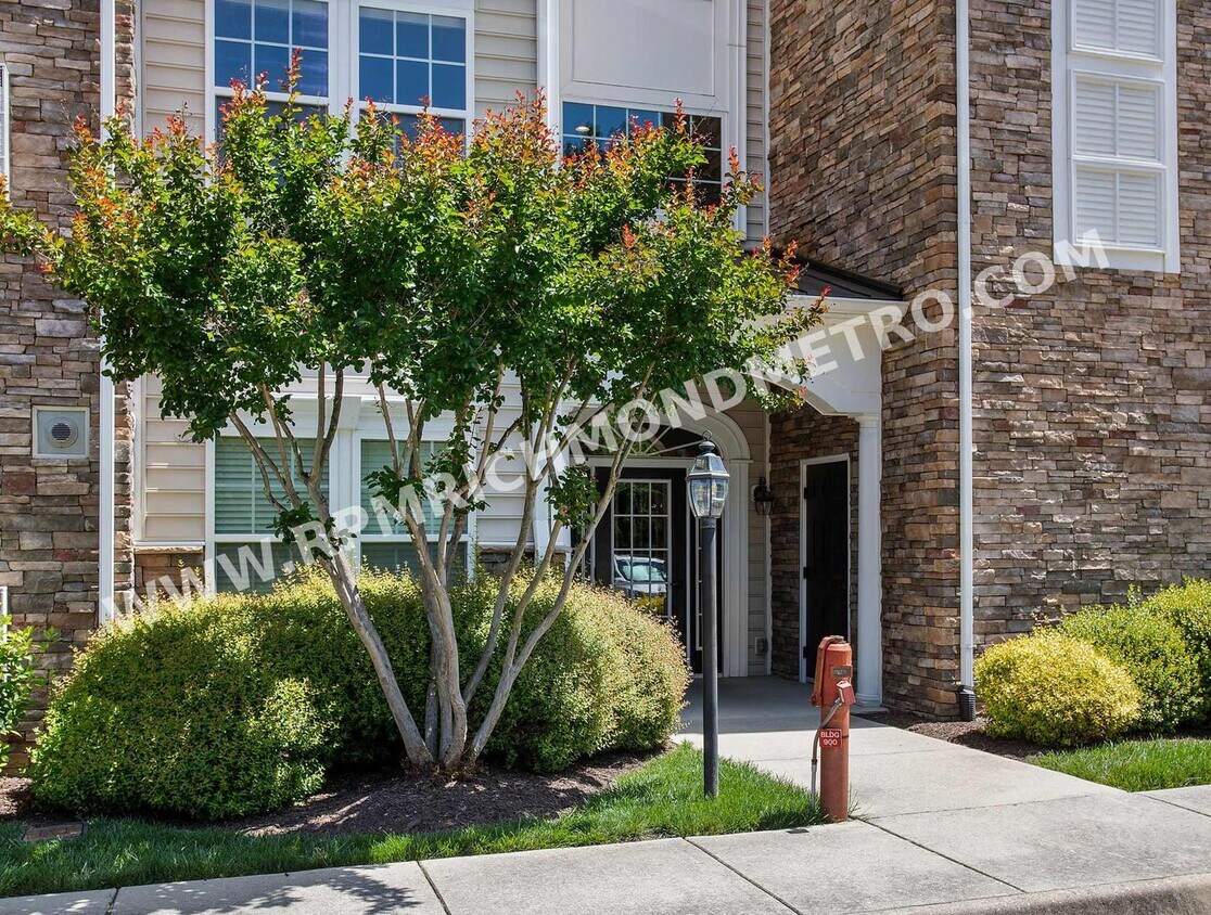 Primary Photo - Stunning, Spacious 2 Bedroom Condo in Midl...