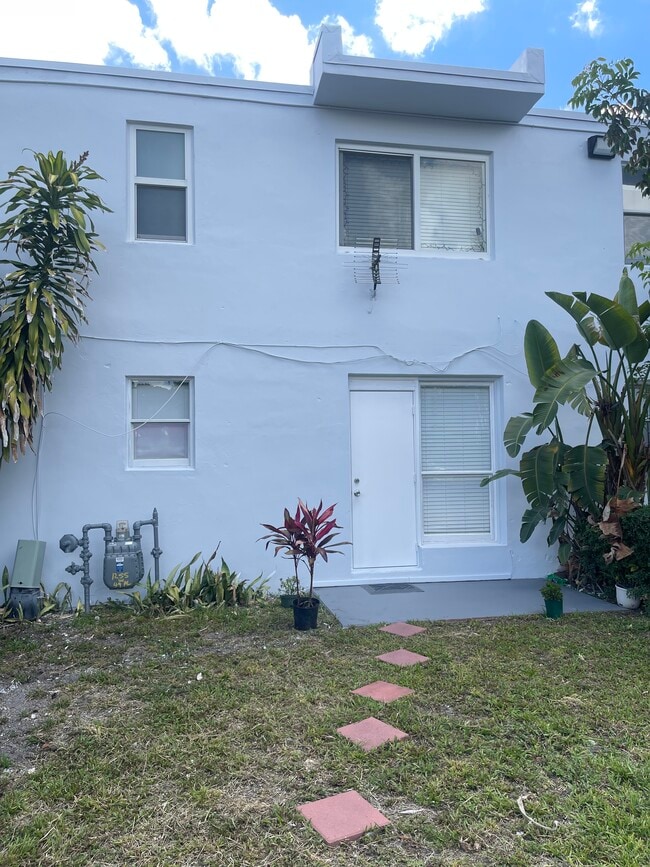 Building Photo - 1255 W 49th St