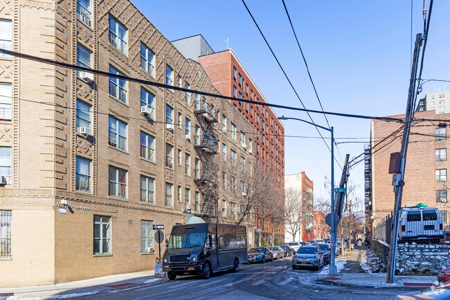 Context - 1073 Summit Ave