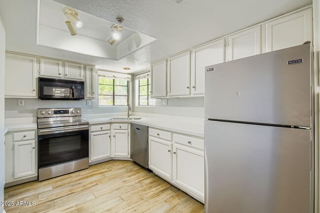 Building Photo - 6885 E Cochise Rd