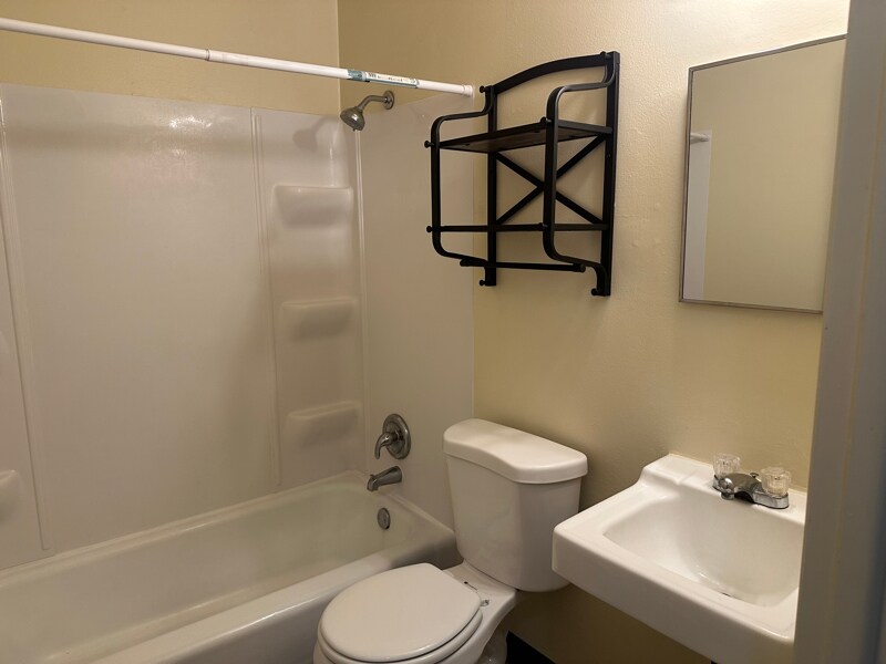 Building Photo - 4825 Lovell Ln