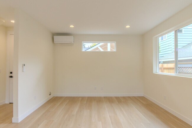 Building Photo - 2Bd/2.25Ba Seattle Home