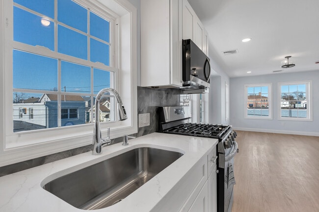 Foto del edificio - 10 Anthony Ave