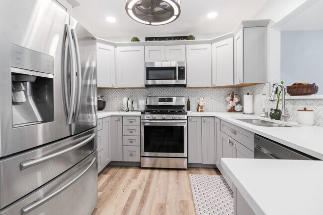 Building Photo - 986 Four Seasons Blvd