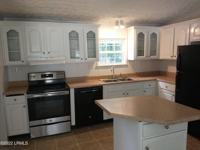 Building Photo - 48 Cleveland Dr