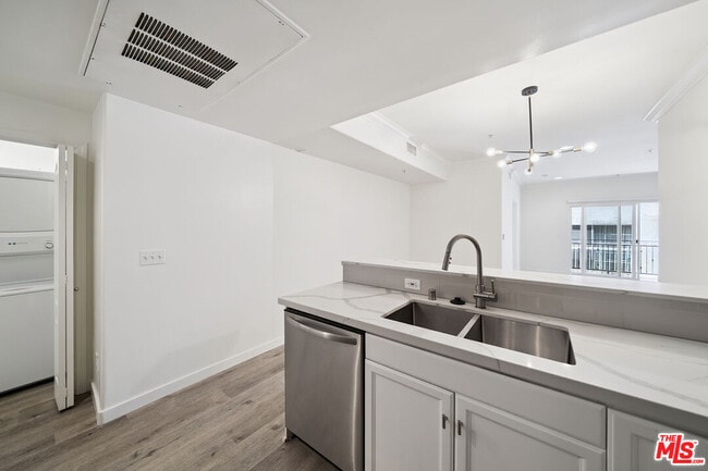 Building Photo - 2335 S Bentley Ave