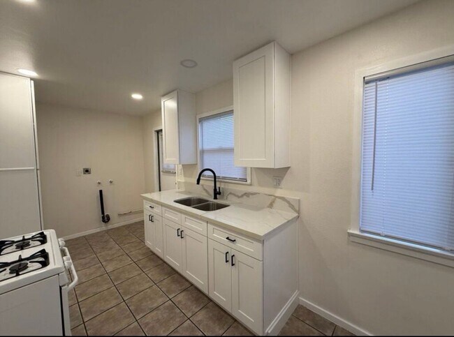 Foto del edificio - 731 W Vernon Dr