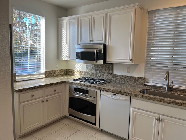 Building Photo - Beautiful Home in gated community blocks f...