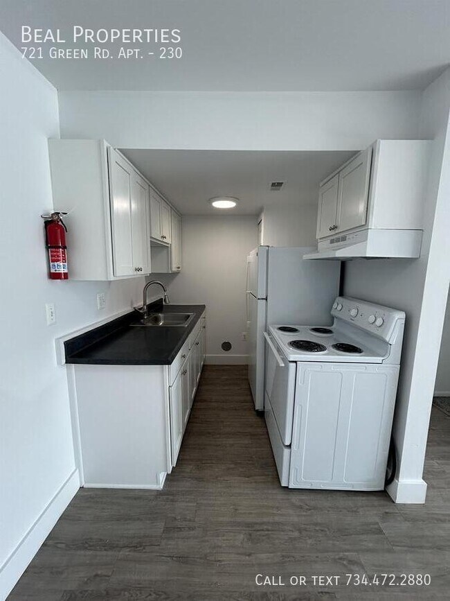 Building Photo - 721 Green Rd