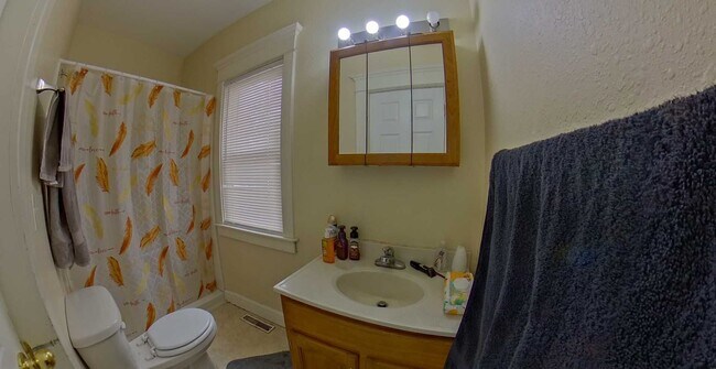 Foto del edificio - 3D Tour Available - Huge House!! 2 Kitchen...