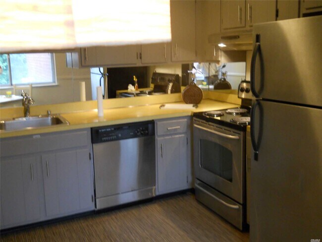 Building Photo - 745 Conklin St