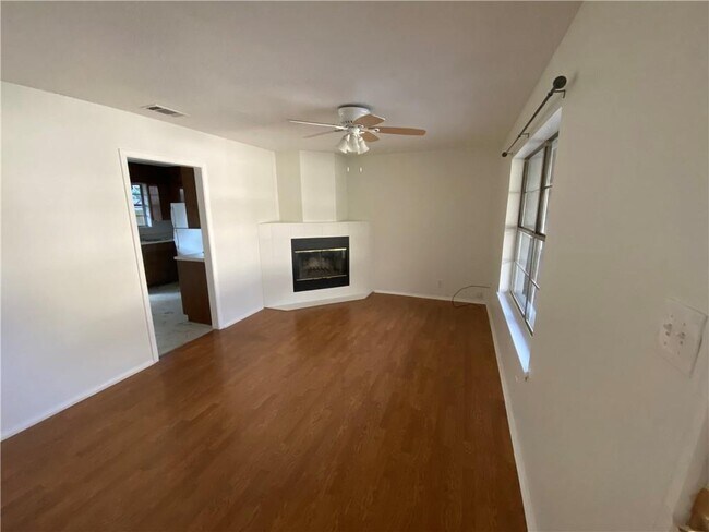 Foto del edificio - 8309 Hathaway Dr