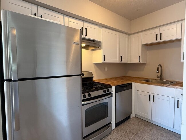 Building Photo - 2 Bed - Aston
