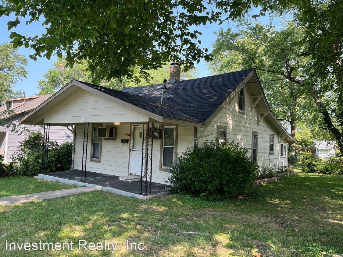 2 br, 1 bath House 721 W Della St. House Rental in Springfield, MO