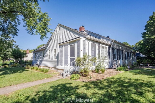 Building Photo - Charming 2 Bed, 1 Bath Duplex with House-L...