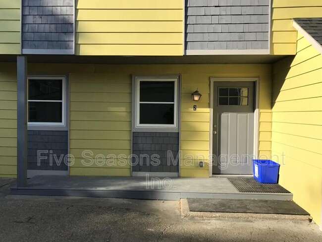 Building Photo - 133 Elmwood Ave
