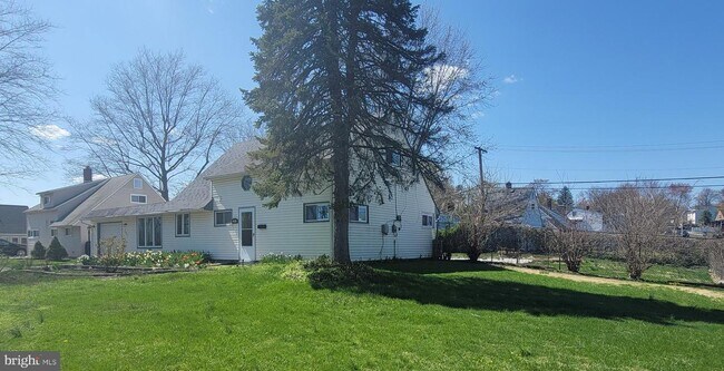 Building Photo - 251 Holly Dr