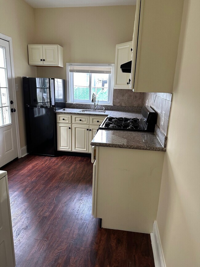 Foto del edificio - 3162 Salmon St