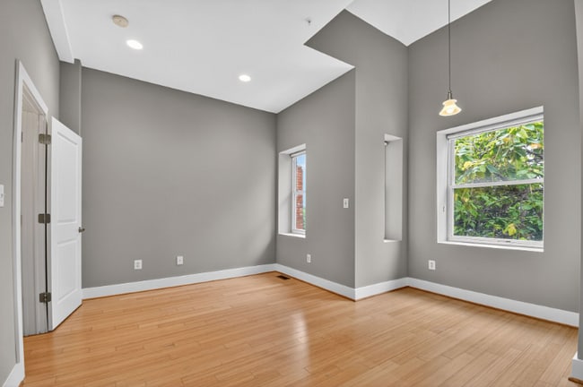 Building Photo - 1241 Kenyon St NW