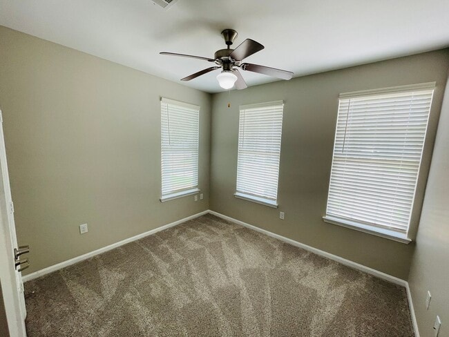 Building Photo - 4BD/4.5BA in ROWANDALE!