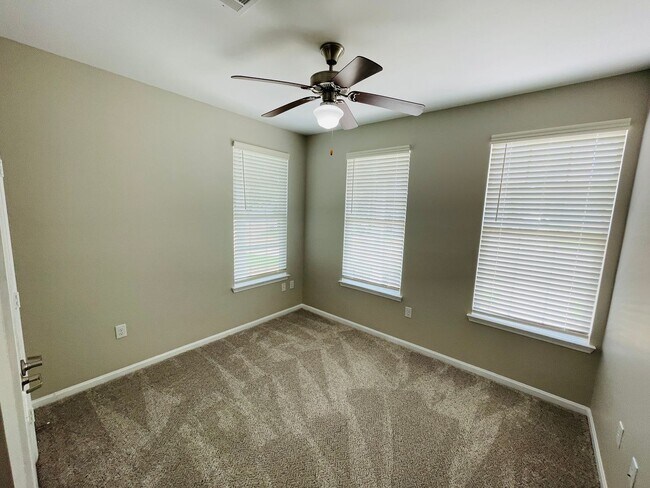 Foto del edificio - 4BD/4.5BA in ROWANDALE! SHORT TERM RENTAL ONLY.