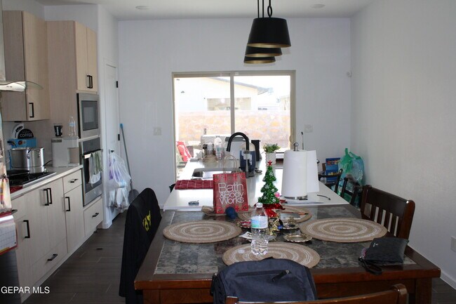 Foto del edificio - 15220 Ambition Ave