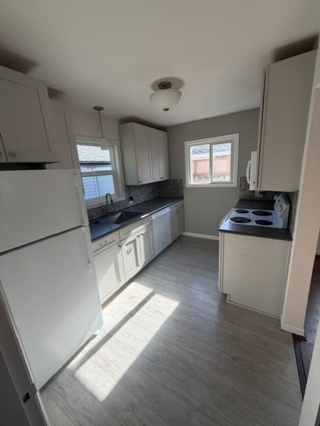 Building Photo - Charming home in Edison District