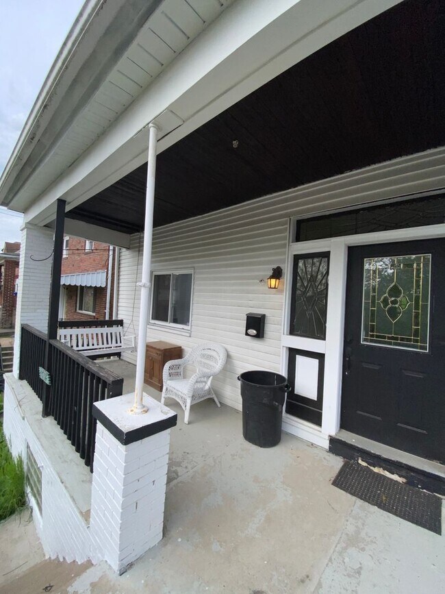 Foto del edificio - Spacious 4 Bed/1 Bath Home in Beechview-Convenient to Downtown! Available 7/5