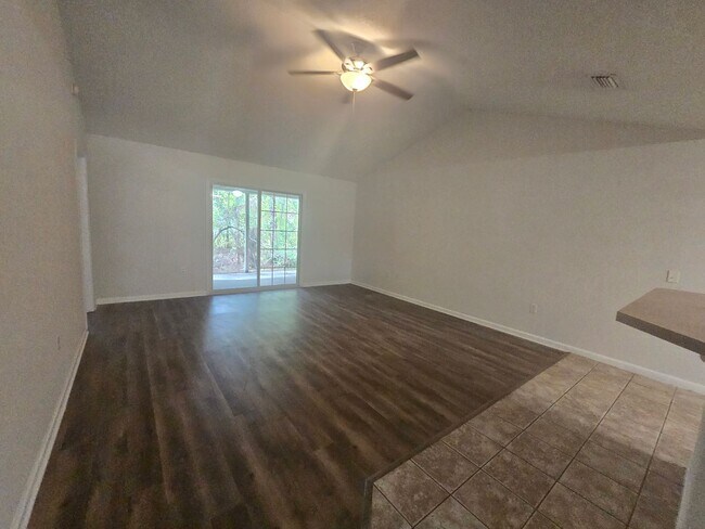 Foto del edificio - Brick Duplex 3/2 Home on Grandview