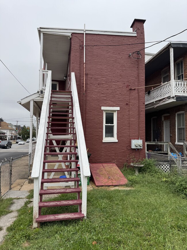 Building Photo - 638 Roosevelt Ave