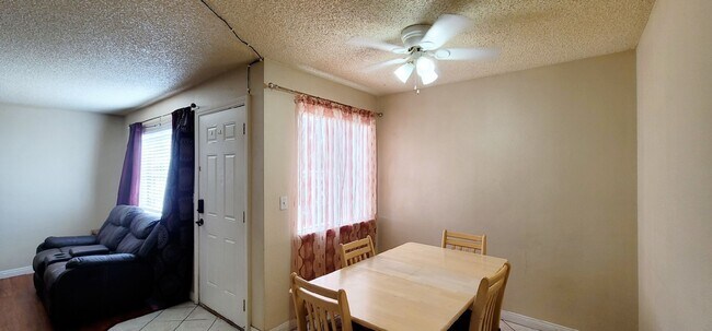 Foto del edificio - 4248 Tara Ave Unit 1 - 902 SQFT 2 Bed 1 Bath