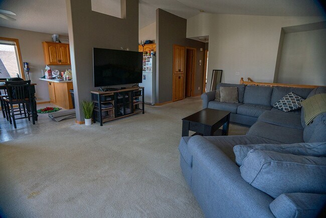 Foto del edificio - 4 Bed 2 full bath Split Entry Home for Rent