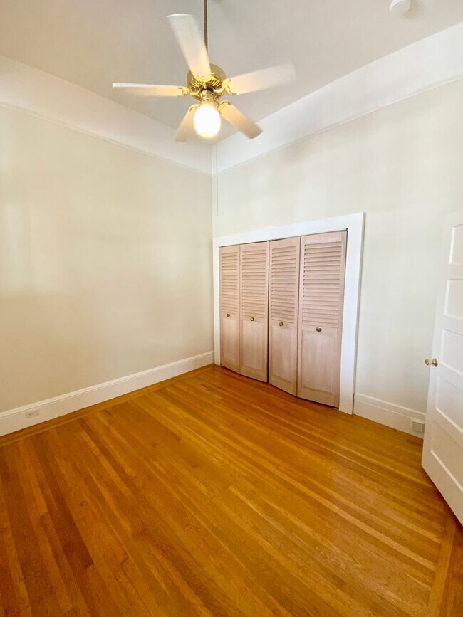 Foto del edificio - 1BR W/ Large Private Basement Space! HARDWOOD! LAUNDRY ON-SITE!