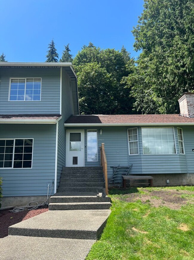 Building Photo - 3 bedroom 2.5 bathroom Home in Lake Steven...