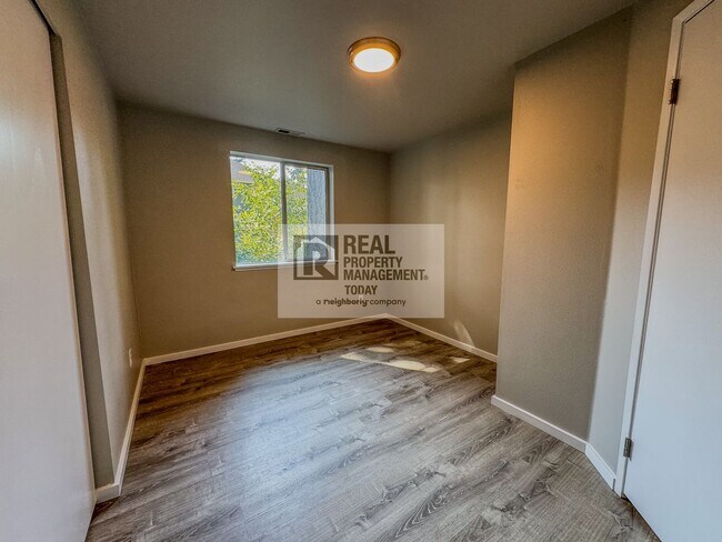 Building Photo - 2 Bedroom Duplex in Gig Harbor!