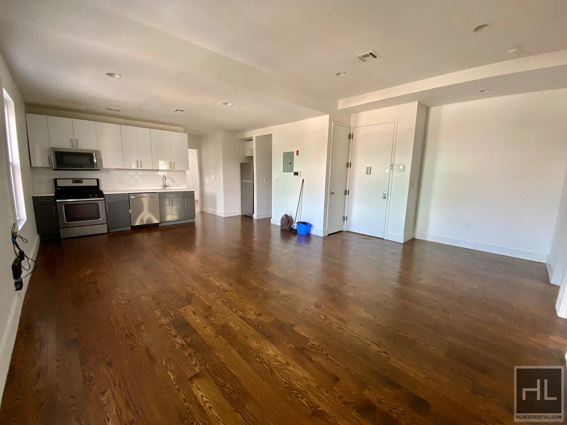 Primary Photo - 4 Bed 2 Bath Washer Dryer In Unit!!